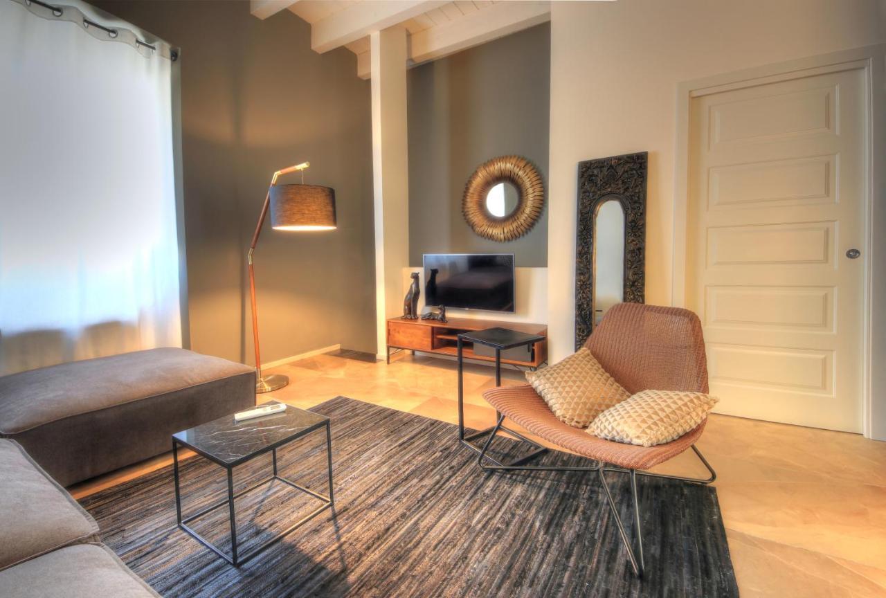 Urban Central Suites Каляри Екстериор снимка